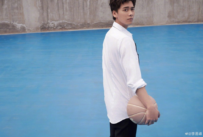 Bóng lưng đầy nam tính khiến các cô gái không khỏi rung động