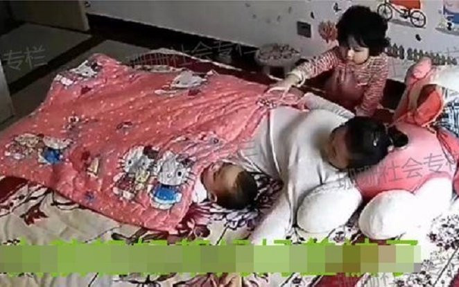 Bé gái nhẹ nhàng đắp chăn cho mẹ và em trai ngủ trưa, nhưng hành động sau đó lại khiến nhiều người xót xa Ảnh 2