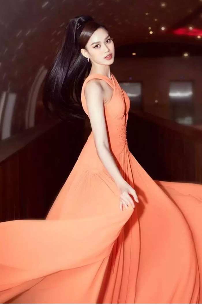 Đụng váy cam chóe, 'miss chân dài' Đỗ Thị Hà mạnh tay 'áp đảo' đàn chị ca sĩ đình đám Ảnh 10