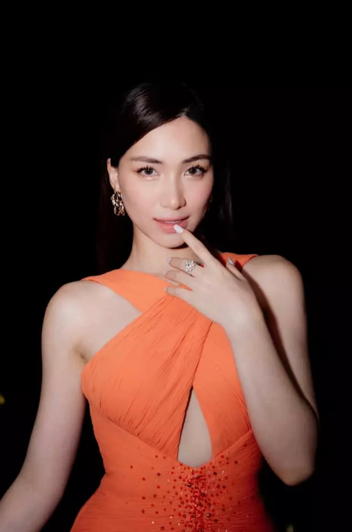 Đụng váy cam chóe, 'miss chân dài' Đỗ Thị Hà mạnh tay 'áp đảo' đàn chị ca sĩ đình đám Ảnh 3