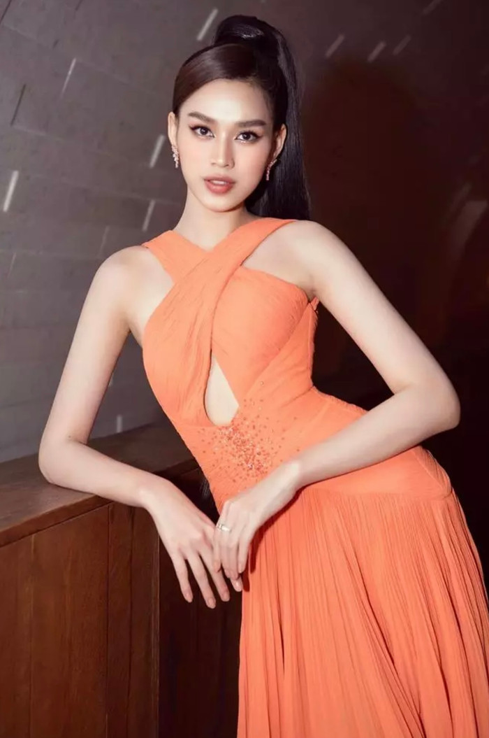 Đụng váy cam chóe, 'miss chân dài' Đỗ Thị Hà mạnh tay 'áp đảo' đàn chị ca sĩ đình đám Ảnh 13