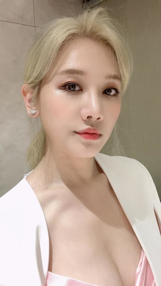  Nữ ca sĩ từng tiết lộ sau một bữa ăn cô có thể tăng thêm 2kg khiến nhiều người bất ngờ. 