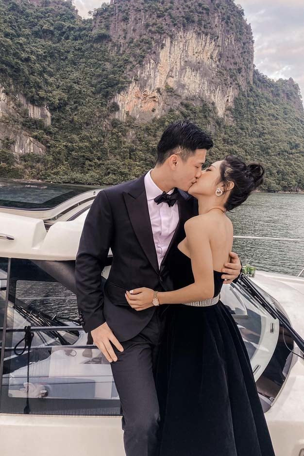 Từ khi xác nhận hẹn hò, cặp đôi không ngại thể hiện tình cảm, thường xuyên đăng tải những khoảnh khắc mùi mẫn trên mạng xã hội.