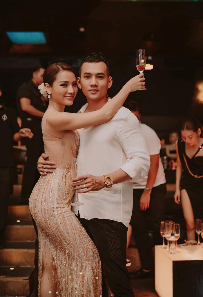 Cô diện chiếc đầm body màu nude, phô trọn các đường cong cơ thể ai nhìn cũng phải 'u mê'.