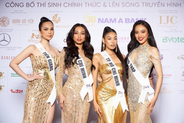 Lê Thảo Nhi trở nên nhỏ bé hơn khi đứng cùng các thí sinh khác.