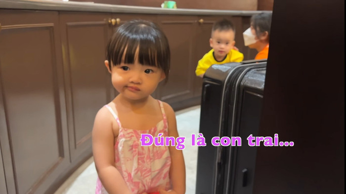 Biểu cảm nhếch mép siêu đáng yêu của Winnie khiến ai cũng mắc cười.