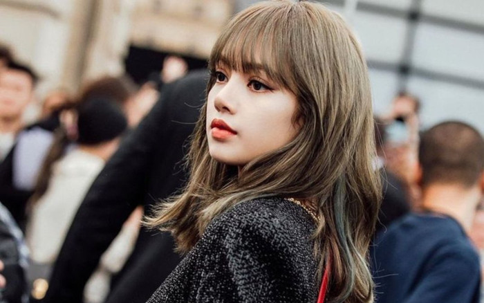 Lisa (BLACKPINK) sải bước sàn diễn, trình catwalk được cho là 'đá văng' Kendall Jenner 'ra chuồng gà' Ảnh 2