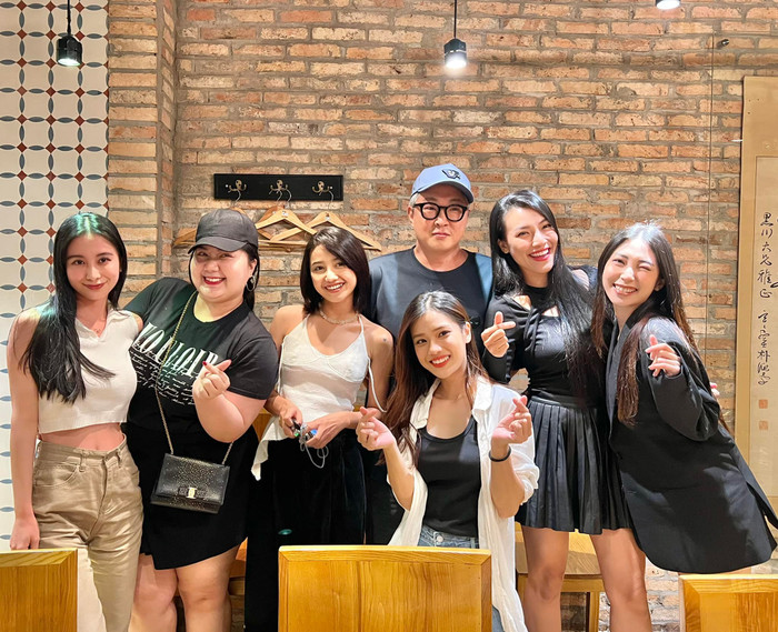 Dàn diễn viên Tháng năm rực rỡ 'hẹn hò' cùng một nhân vật 'huyền thoại' Ảnh 2