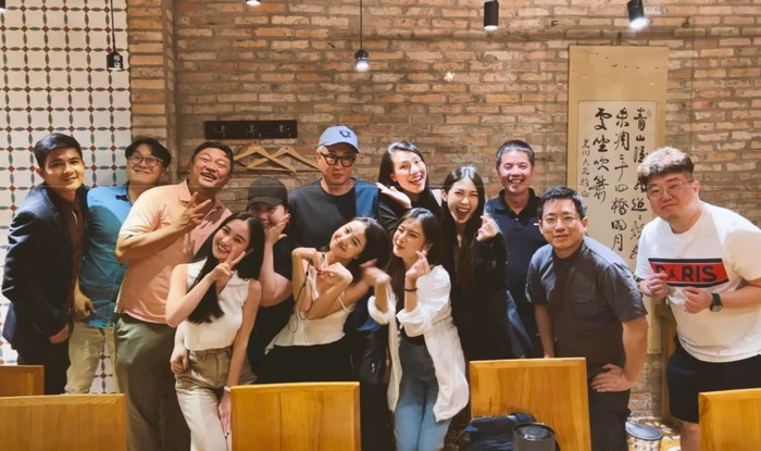 Cả nhóm đã có buổi gặp mặt vui vẻ cùng vị đạo diễn nổi tiếng.