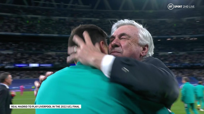 Khoảnh khắc cảm động khi ông ôm con trai cũng là trợ lý của ông - Davide Ancelotti. Ảnh: BT Sport.
