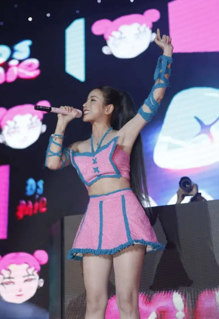 Lần đầu tiên cầm mic hát, Mie đa dạng hoá ngoài vai trò là một DJ.