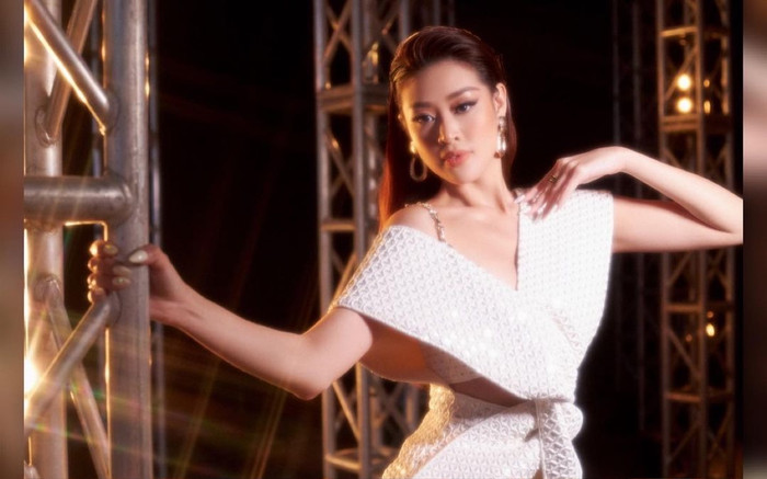 Hoa hậu Khánh Vân mặc váy ngắn củn cỡn tạo dáng 'cực gắt' ở Miss Universe Vietnam 2022 Ảnh 2