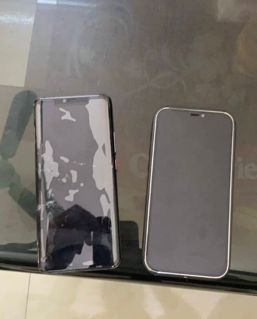 Hai chiếc điện thoại bị tài xế taxi cướp đi. (Ảnh: Người Lao Động)