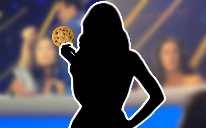 Nữ ca sĩ cục súc chọi bánh vào khán giả tại trường quay Ảnh 2