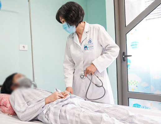 Bác sĩ kiểm tra sức khỏe cho bệnh nhân. (Ảnh: BVCC).