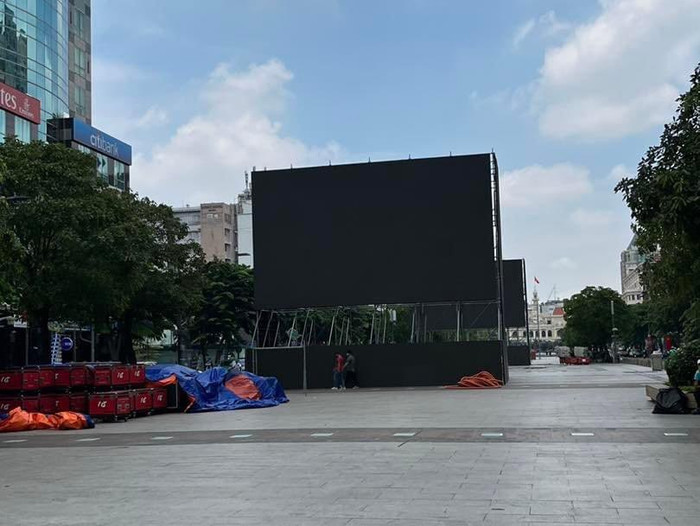 CLB TP Hồ Chí Minh phối hợp cùng các sở ban ngành đã quyết định lắp 5 màn hình led khổng lồ ở phố đi bộ Nguyễn Huệ (quận 1, TP HCM). 