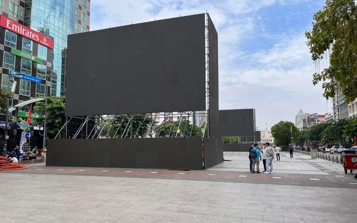 TP.HCM lắp màn hình led khổng lồ ở phố đi bộ phục vụ người hâm mộ U23 Việt Nam Ảnh 2