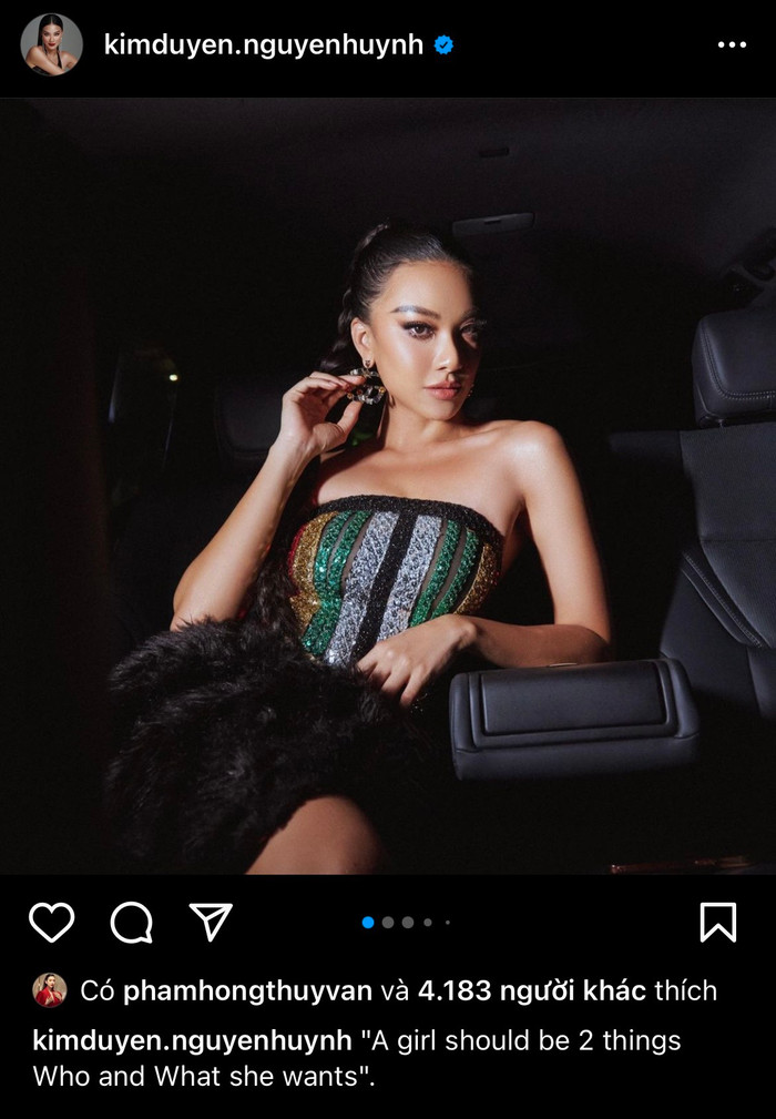 Dòng trạng thái được người đẹp 1995 chia sẻ. Tạm dịch: 'Một cô gái phải có 2 điều: Người cô ấy cần và Điều cô ấy muốn'. Dòng trạng thái được sự đồng tình của rất nhiều chị em phụ nữ bên dưới phần bình luận.