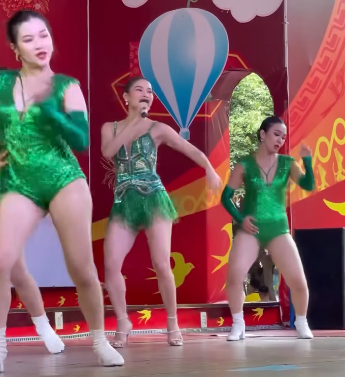 Được Lý Bình hộ tống đi diễn lần đầu sau cưới nhưng Phương Trinh Jolie lại bị chê tới tấp chuyện hát hò Ảnh 5