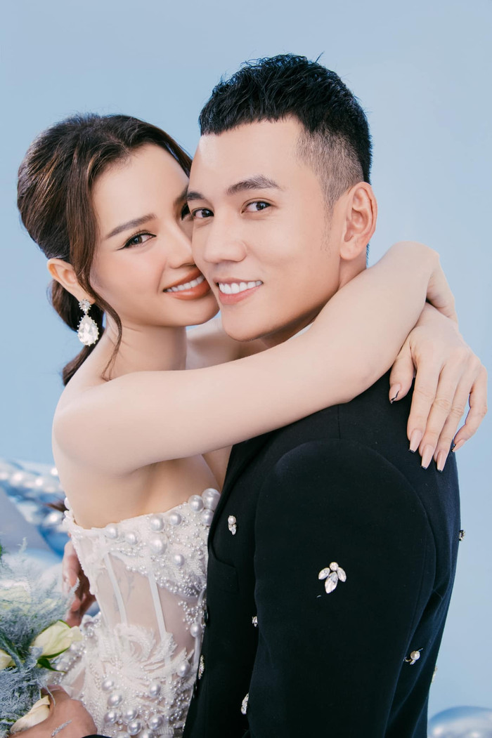 Được Lý Bình hộ tống đi diễn lần đầu sau cưới nhưng Phương Trinh Jolie lại bị chê tới tấp chuyện hát hò Ảnh 10