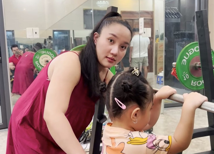 Cô cho biết: “Em hai đứa mà em còn bị chửi lên chửi xuống, mỗi lần em lên livestream là bị kêu em bằng máy đẻ không, kêu em là nhỏ này ghê thiệt đẻ gì 3 đứa'.