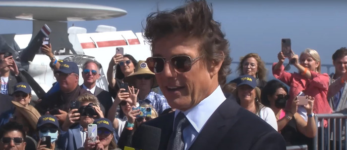 Tom Cruise khiến sự kiện ra mắt phim bùng nổ tiếng reo . 