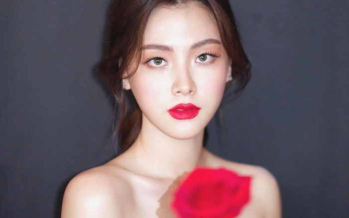 Nhan sắc 'đỉnh của chóp' của nữ thần Baifern: Đến hoa hồng cũng phải lu mờ vì vẻ đẹp này Ảnh 2