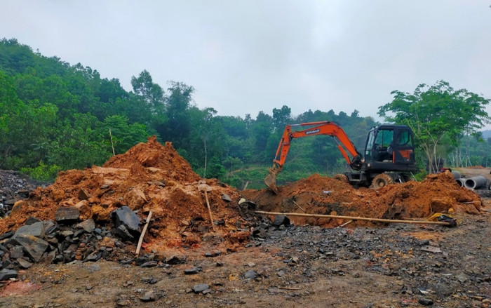 Trong lúc xây cống để làm đường, đất đá sạt lở khiến một người tử vong Ảnh 2