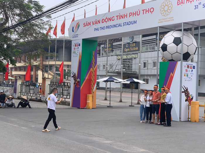 Người hâm mộ đã bắt đầu di chuyển đến sân Việt Trì.