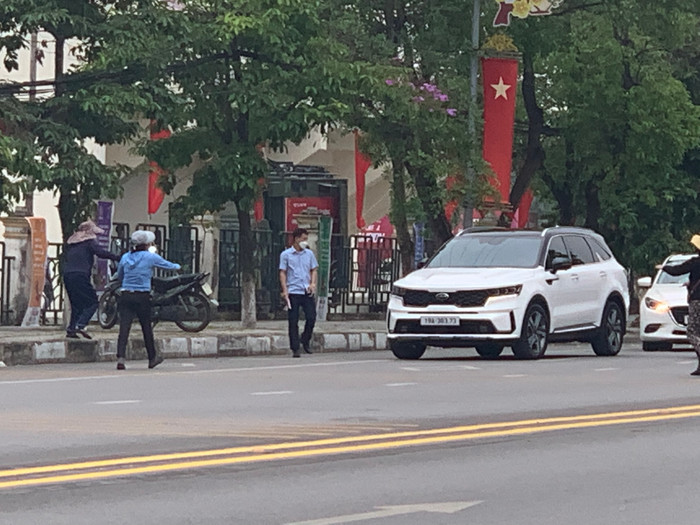 Một phe vé đón lõng xe ô tô để bán vé.