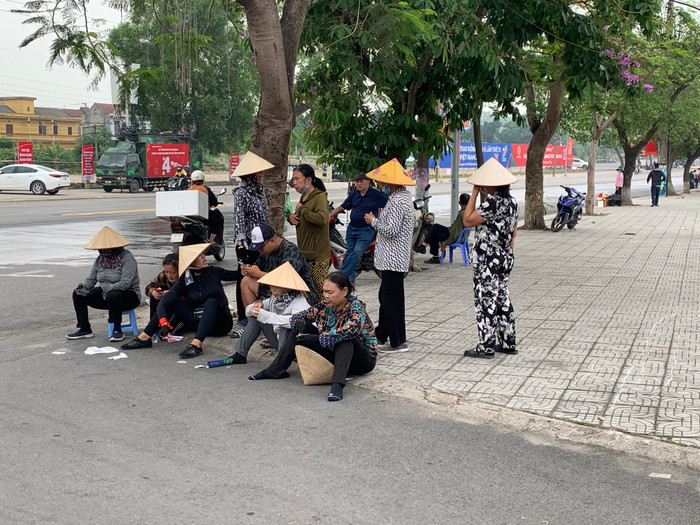 Một bộ phận khác không thể thiếu là phe vé, họ đang chào bán cho khán giả và người đi đường.