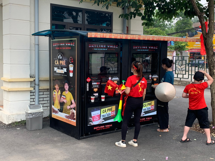 Những mặt hàng được bán nhiều nhất là đồ ăn nhanh và nước uống.