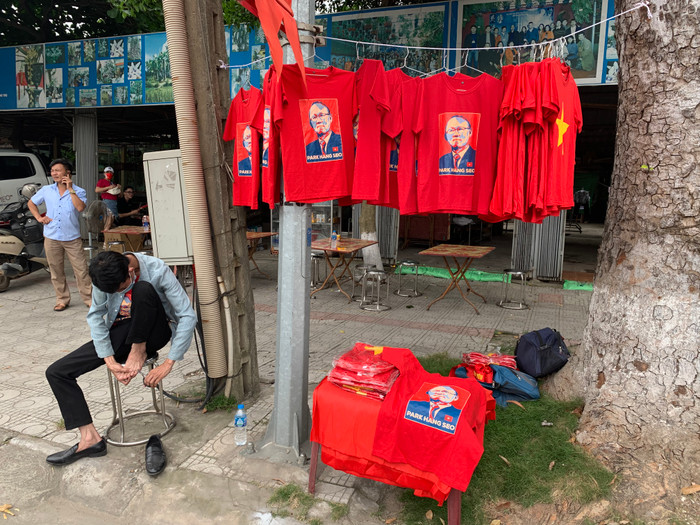 Áo in hình HLV Park Hang Seo được bày bán bên phía đối diện sân Việt Trì.
