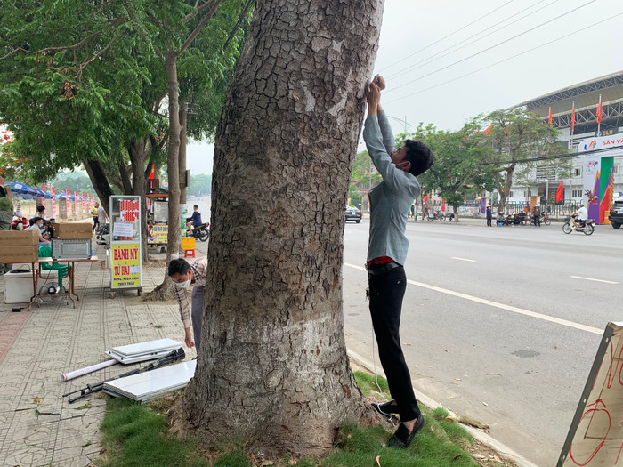 Người dân tranh thủ sửa soạn đồ để bày bán.