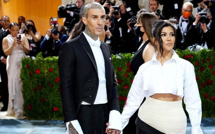 Kourtney Kardashian vừa đứng vừa khâu váy trên đường đến Met Gala 2022 Ảnh 2
