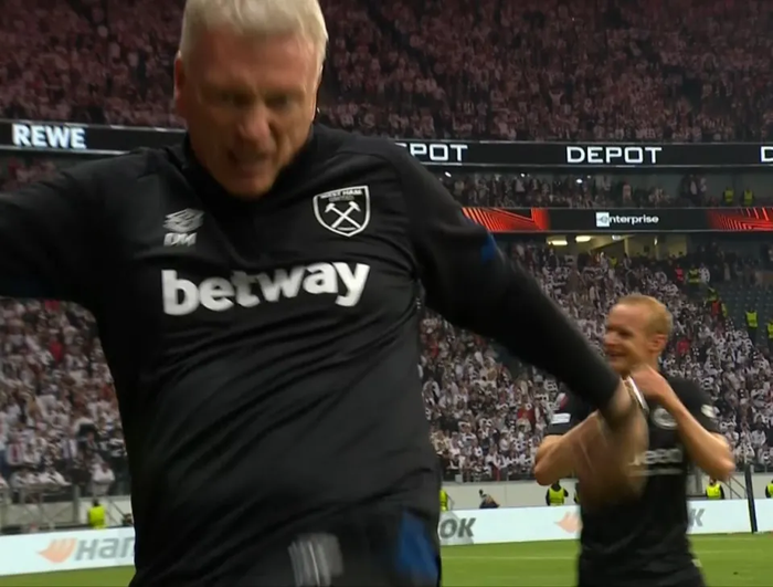 David Moyes tức giận đá quả bóng vào cậu bé nhặt bóng.