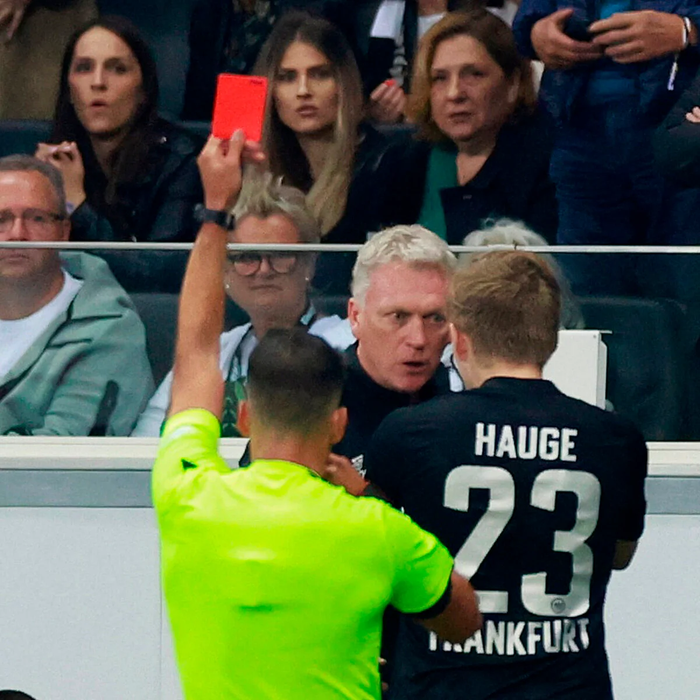 Tại thời điểm trên ông vẫn tiếp tục tranh cãi với cầu thủ Frankfurt.