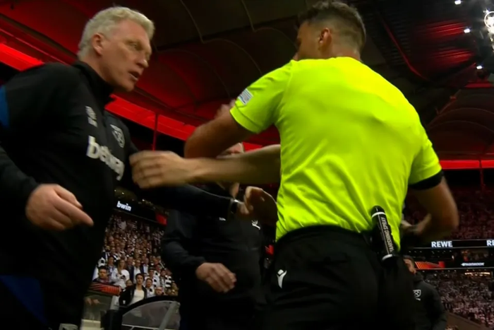 Trọng tài Jesus Gil Manzano ngay khi được thông báo sự việc đã rút ngay thẻ đỏ cho HLV Moyes.