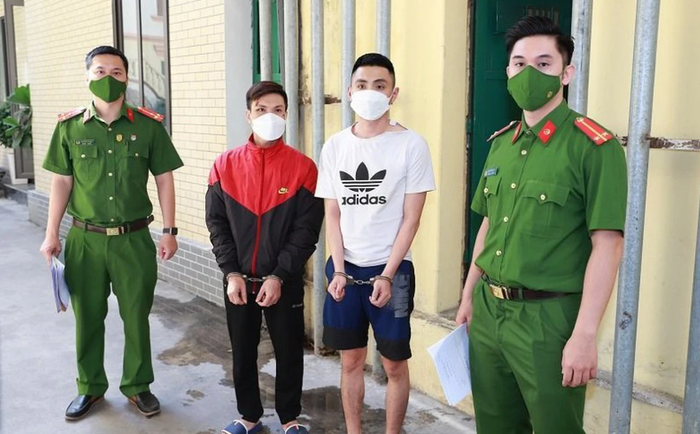 Hai đối tượng Tuấn và Tiến tại cơ quan công an. (Ảnh: CAHP)