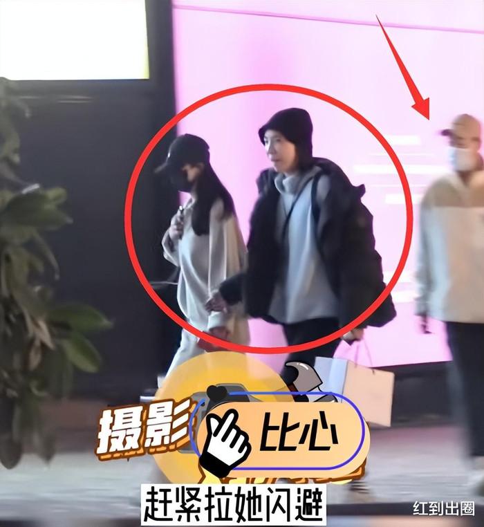 Người đàn ông lạ mặt bị từ chối nhưng vẫn rất lịch sự và không tiếp tục làm phiền nữ diễn viên họ Triệu. 