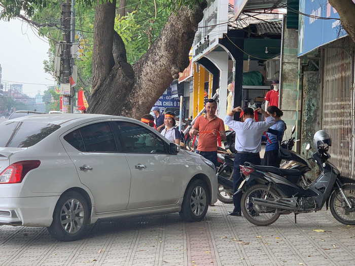 Gái xinh Hà Nội vượt gần trăm km đến 'chảo lửa' Việt Trì từ sớm chờ cổ vũ trận Việt Nam – Indonesia Ảnh 3