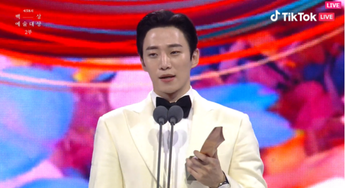 Baeksang 2022: Lee Junho gây tranh cãi vì vượt mặt Lee Jung Jae giành Daesang Ảnh 1