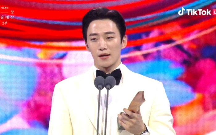 Baeksang 2022: Lee Junho gây tranh cãi vì vượt mặt Lee Jung Jae giành Daesang Ảnh 2