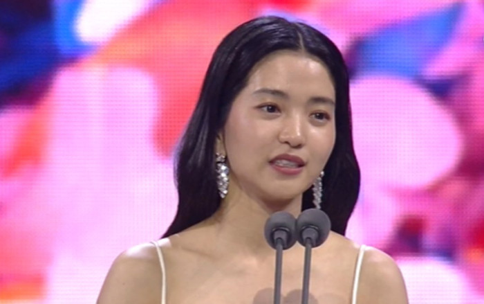 Baeksang 2022: Kim Tae Ri bị mắng tan nát khi vượt mặt đàn chị Kim Hye Soo lên ngôi Thị Hậu Ảnh 2