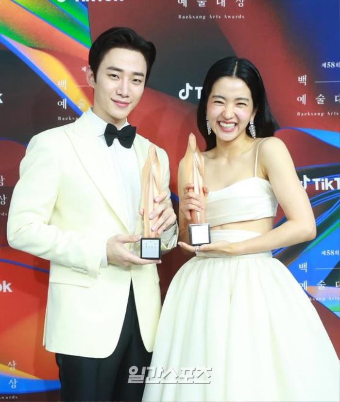 Baeksang 2022: Lee Junho và Kim Tae Ri cùng nhau nhận Daesang, hóa ra BTC đã spoil từ trước? Ảnh 1