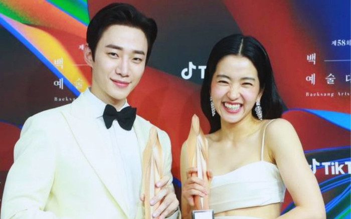 Baeksang 2022: Lee Junho và Kim Tae Ri cùng nhau nhận Daesang, hóa ra BTC đã spoil từ trước? Ảnh 2
