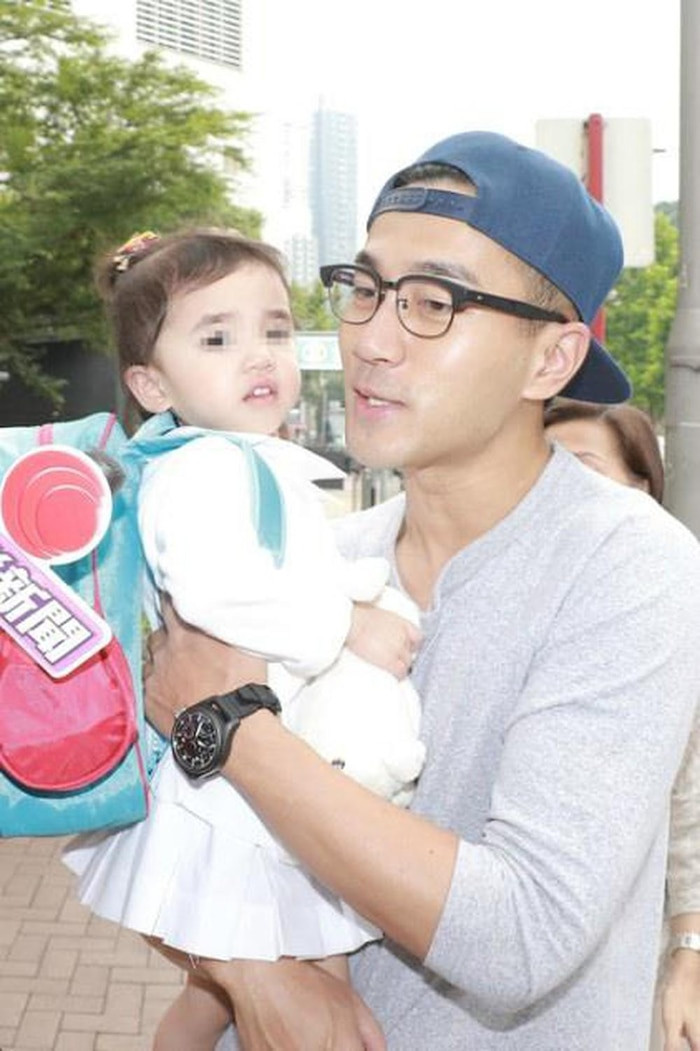 Trong khi Lưu Khải Uy luôn bên cạnh chăm sóc con...