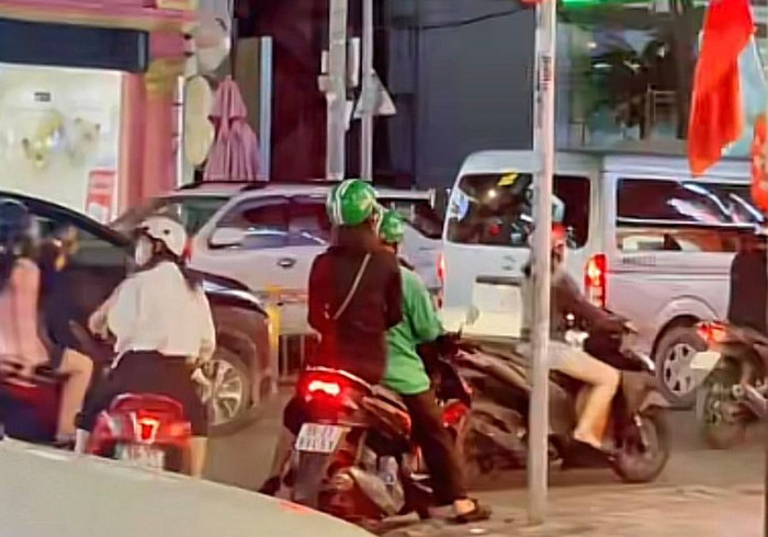 Netizen bắt gặp Ái Phương gọi xe công nghệ ra về sau sự kiện.  