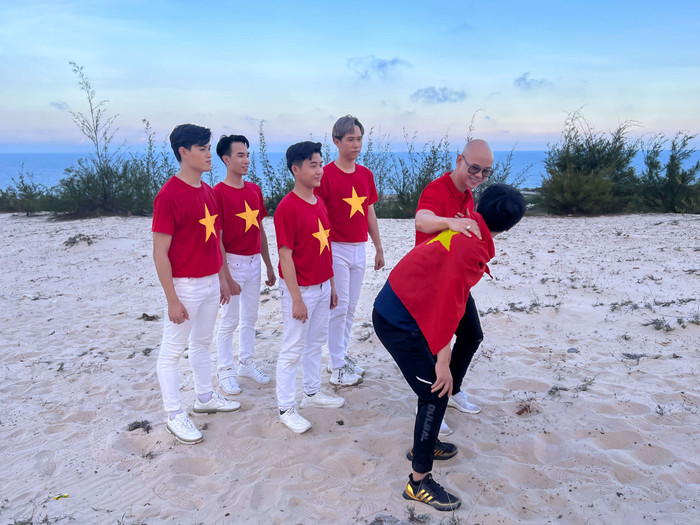 Một số bạn trẻ tham gia quay MV Hàng triệu con tim đều mặc áo cờ đỏ sao vàng 