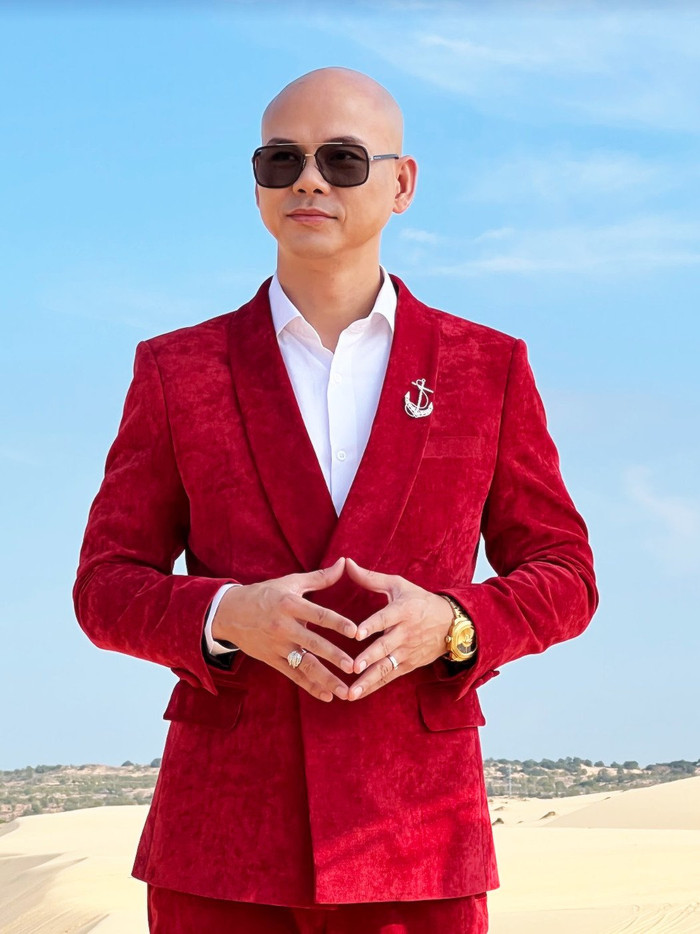 Phan Đình Tùng trong bộ suit đỏ lịch lãm